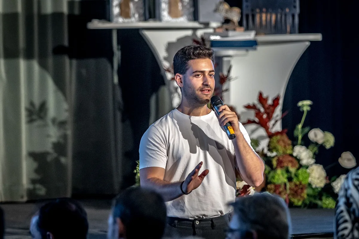 Santi Marcilla en escena con micrófono