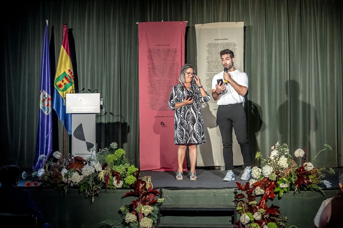 Una espectadora participa en el escenario